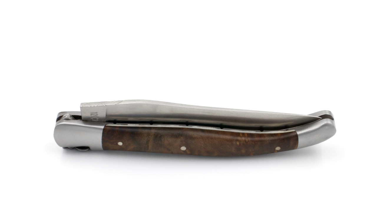 Laguiole en Aubrac laguiole knife chiseled plates laurel wood12 cm