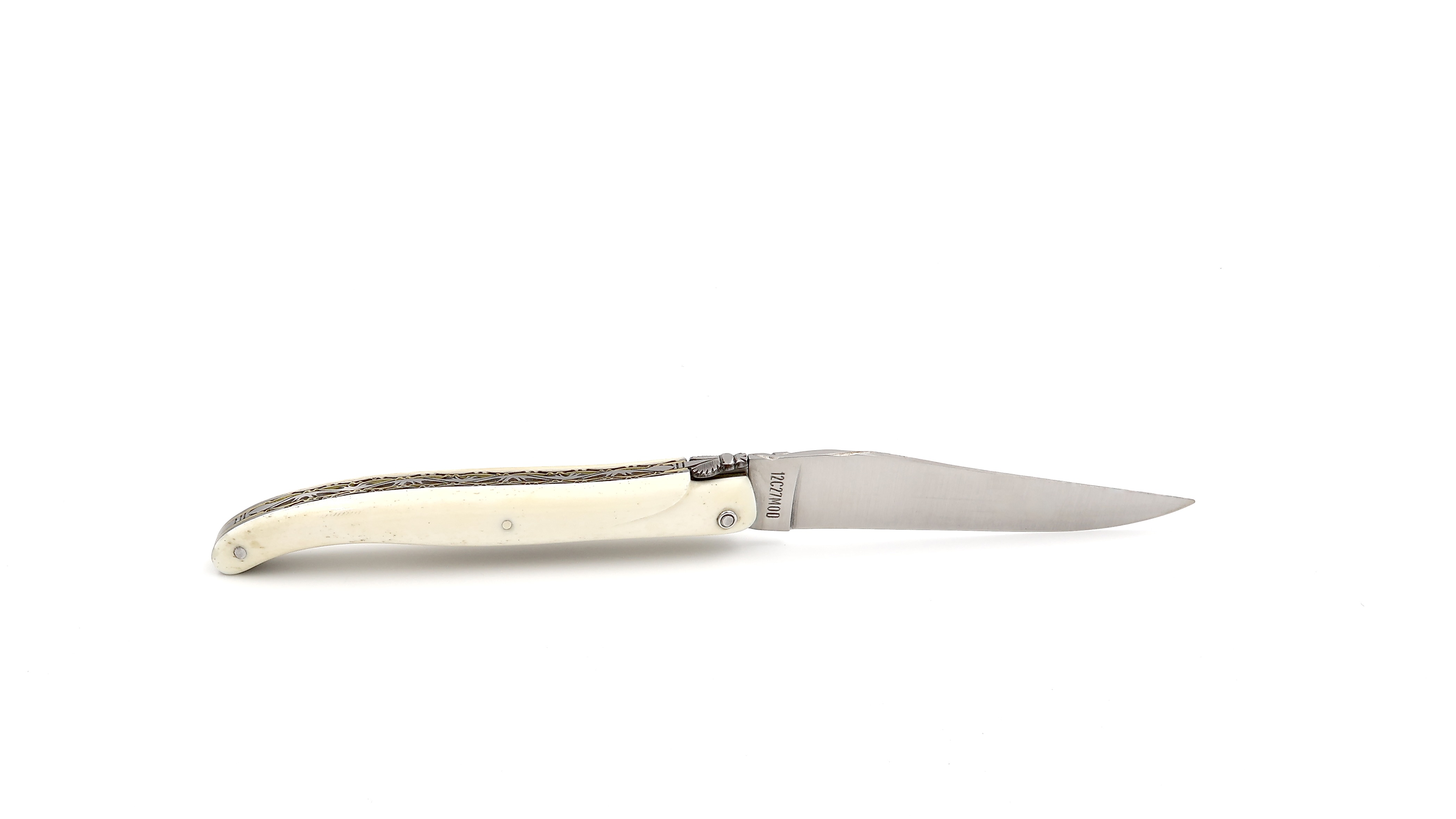 Laguiole en Aubrac double plates knife full handle with brass plates cow bone 12 cm