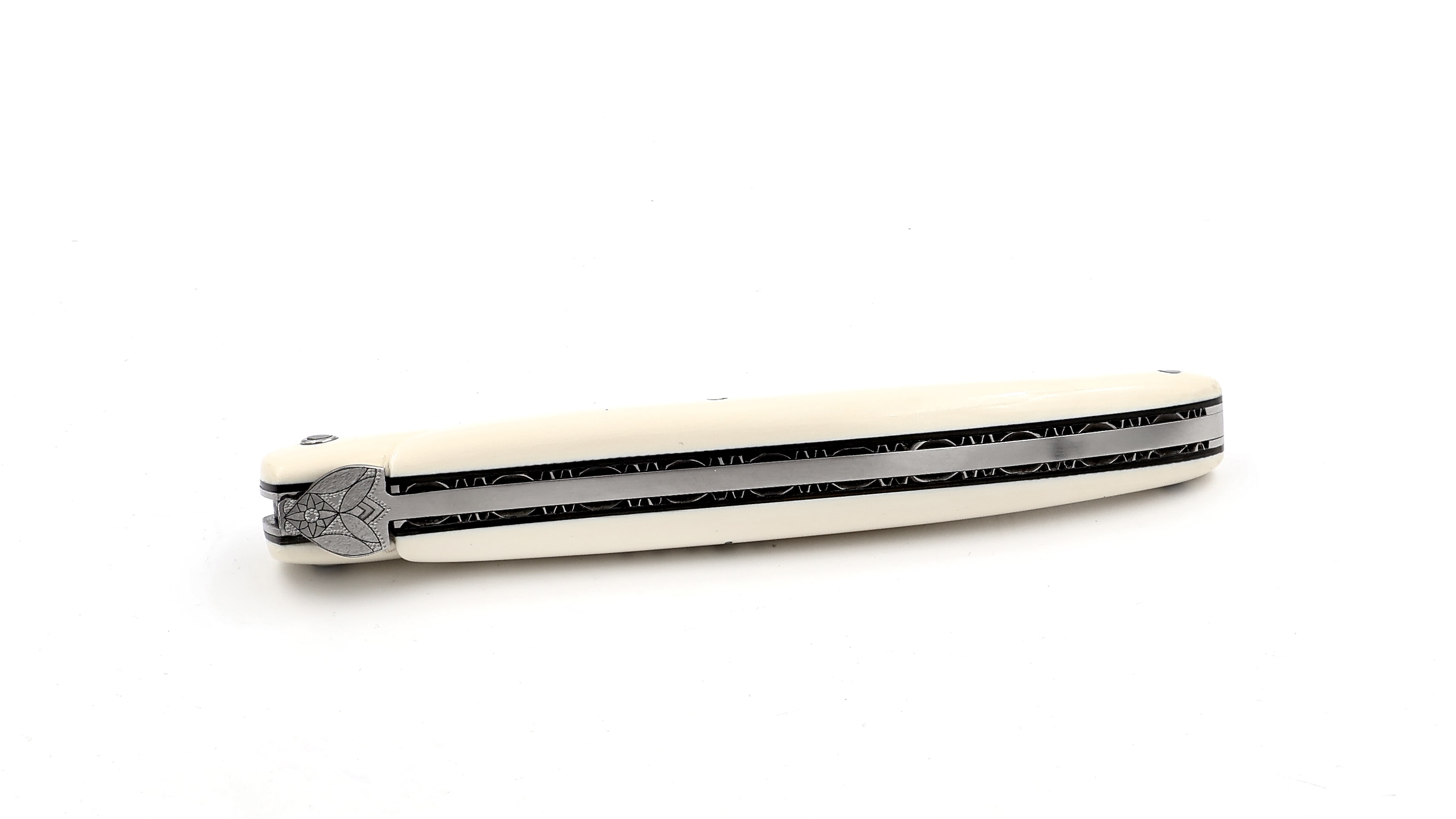 Laguiole en Aubrac mammothivory full handle Queen bee chiseled plates 12 cm