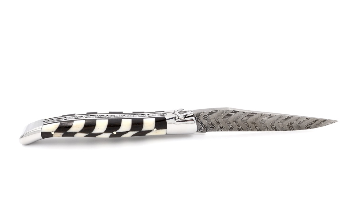 Laguiole en Aubrac Freimaurer Knochen/Ebenholz Marqueterie DSC® Carbondamast 12 cm Laguiole en Aubrac Freimaurer Knochen/Ebenholz Marqueterie DSC® Carbondamast 12 cm