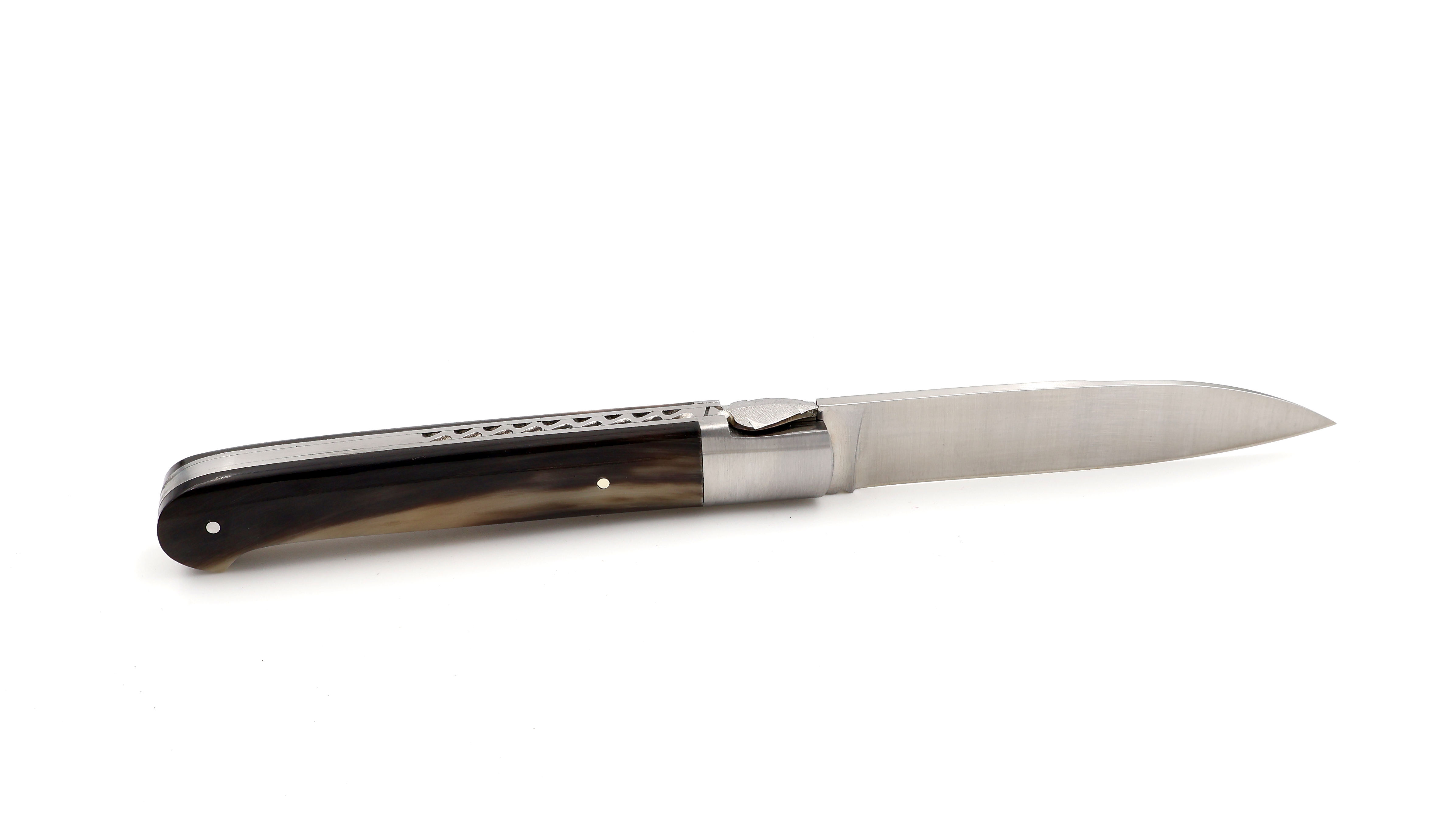Sauveterre knife chiseled horn tip