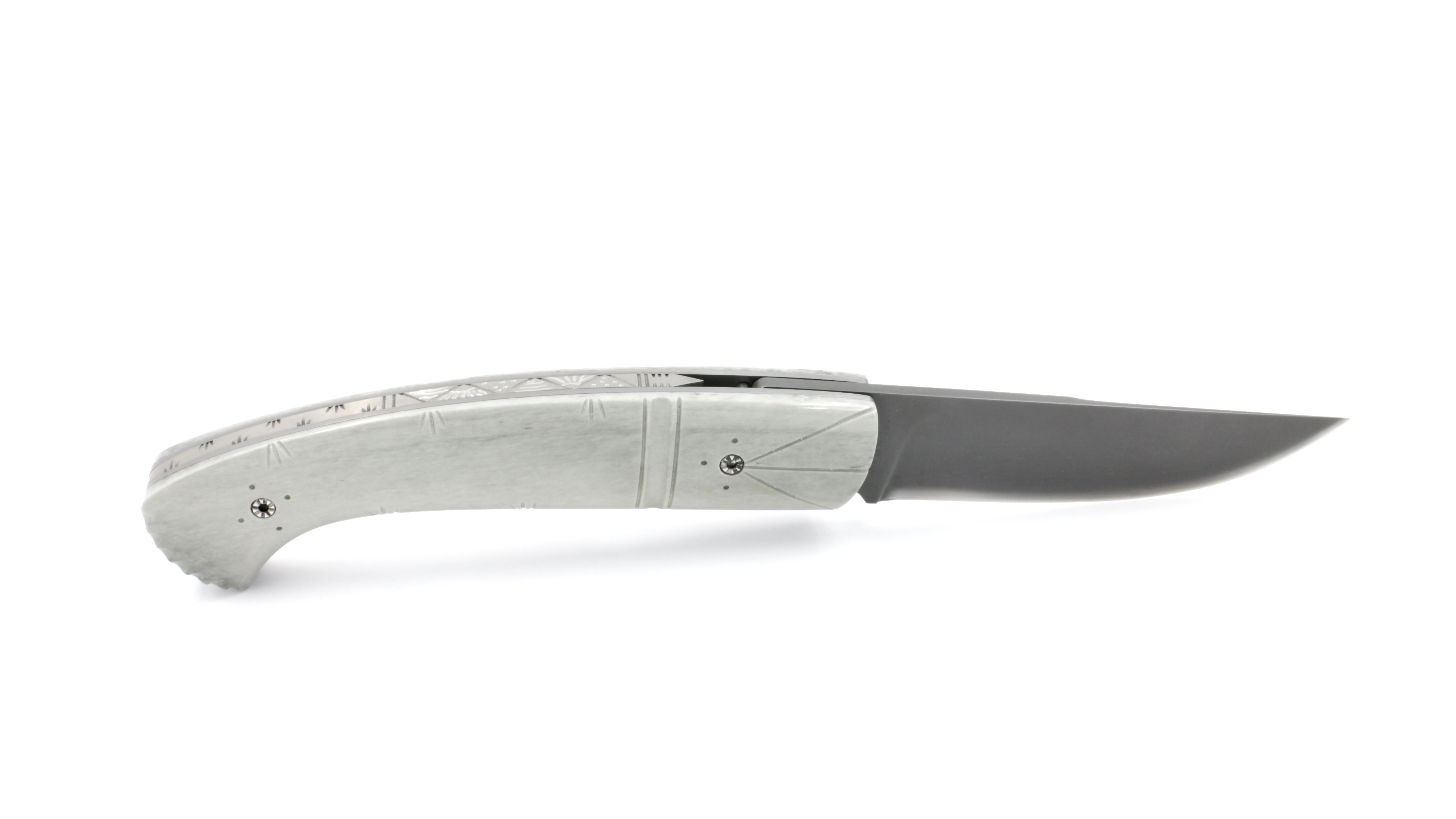 3D70156F-1CAA-4DEE-80A4-D5BD8E377928_1_201_a MANU LAPLACE 1515 INUIT Rentierknochen grau