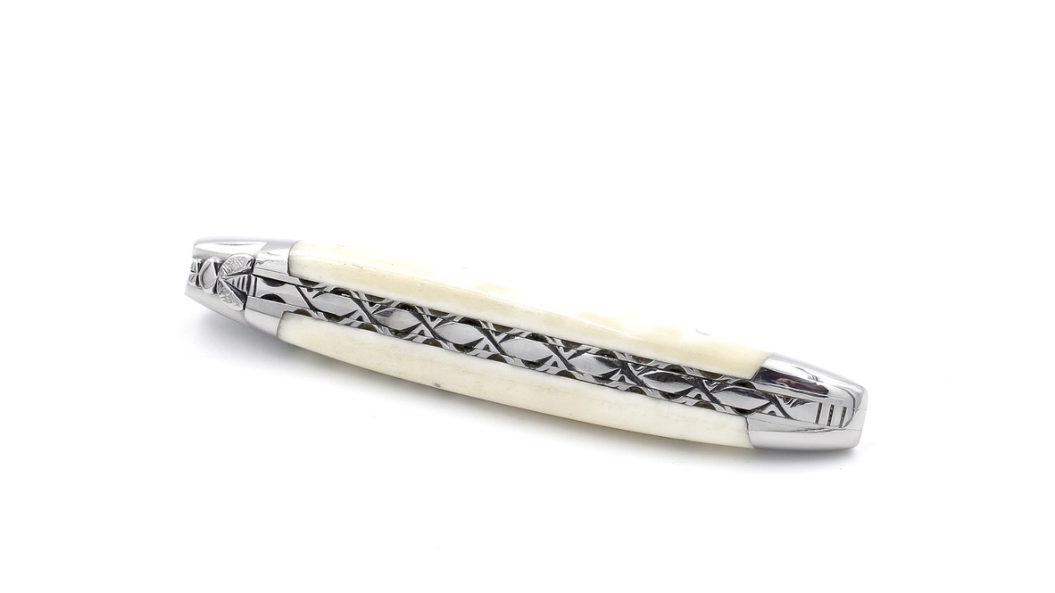 9B30520E-74DC-485E-8473-95DD76725AE1_1_105_c Laguiole en Aubrac Knochen komplett guillochiert 10 cm