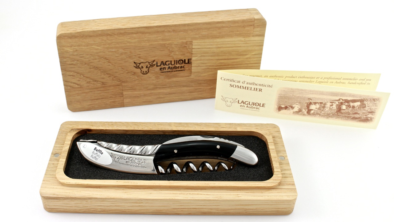 AUBRAC-SOM-BU-FFELHORN-SPIRAL Laguiole en Aubrac Laguiole Sommelier knife Buffalohorn engraving Bosters Torsadé