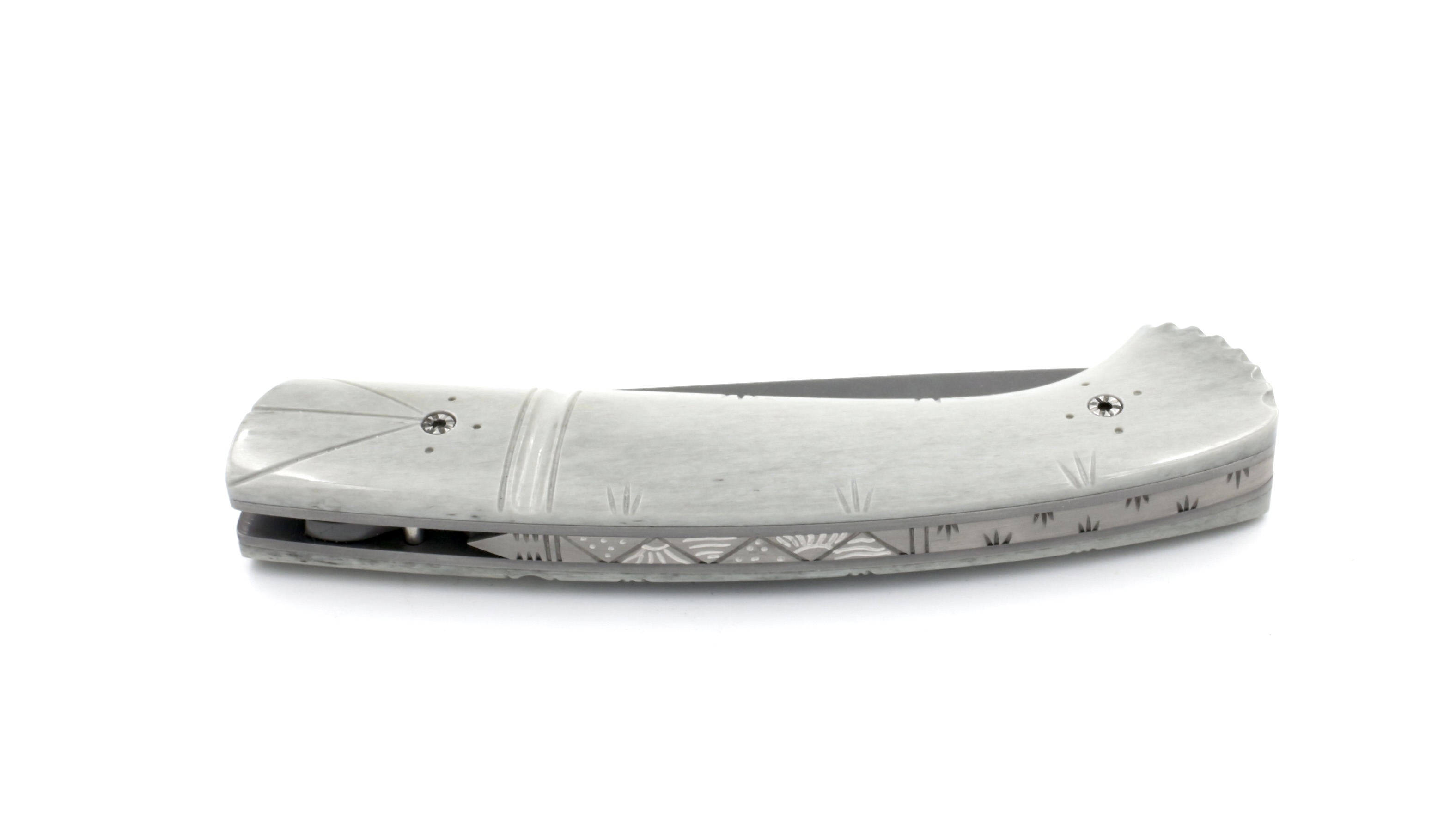 9EA172B2-820D-4975-8A32-C49B46A8141A_1_201_a MANU LAPLACE 1515 INUIT Rentierknochen grau