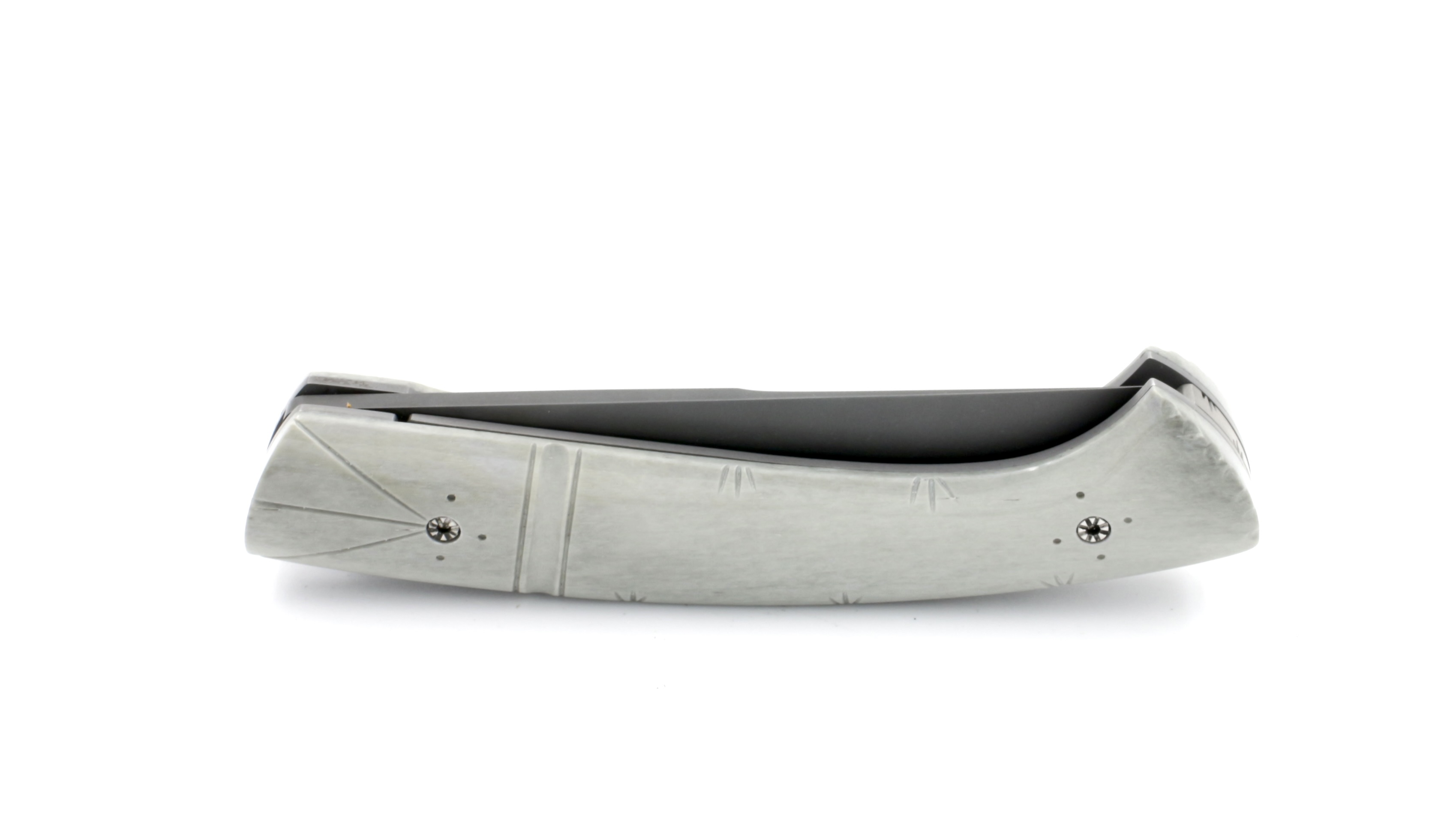 5281E167-9174-48CA-B843-7BE1928DEE78_1_201_a MANU LAPLACE 1515 INUIT Rentierknochen grau