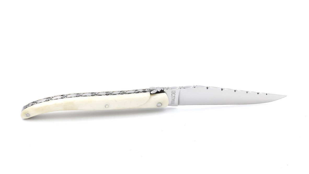 105DE6CC-6AB5-41E5-9454-0A5D8764CAAB_1_105_c Laguiole en Aubrac Knochen massiv komplett guilllochiert 10 cm