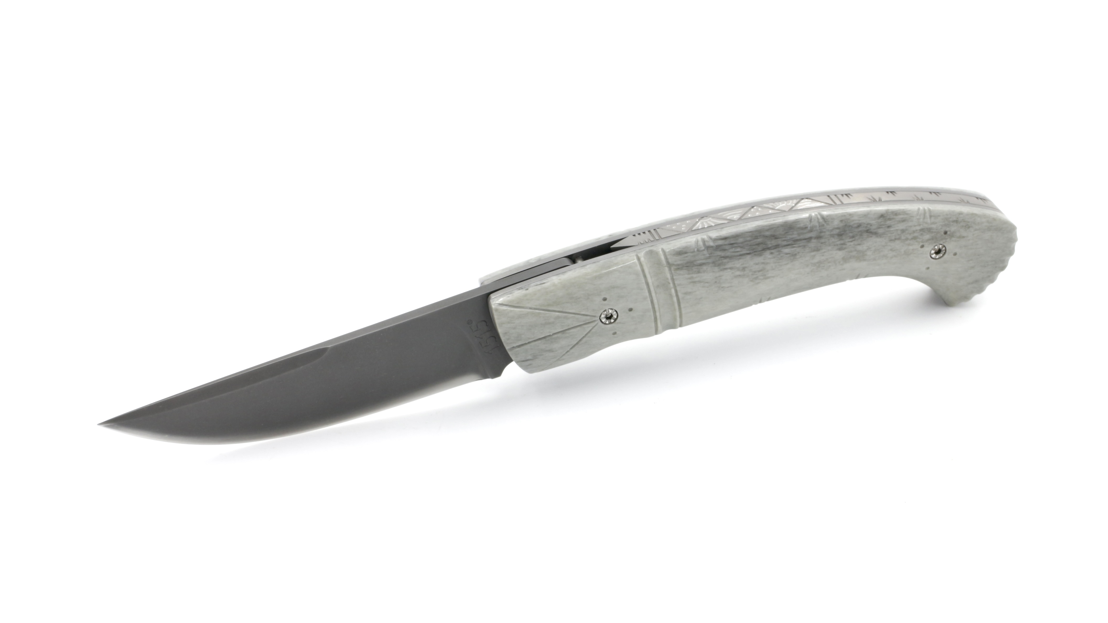 E4F29F70-65CA-4E21-B4DF-FDF204930B20_1_201_a MANU LAPLACE 1515 INUIT Rentierknochen grau