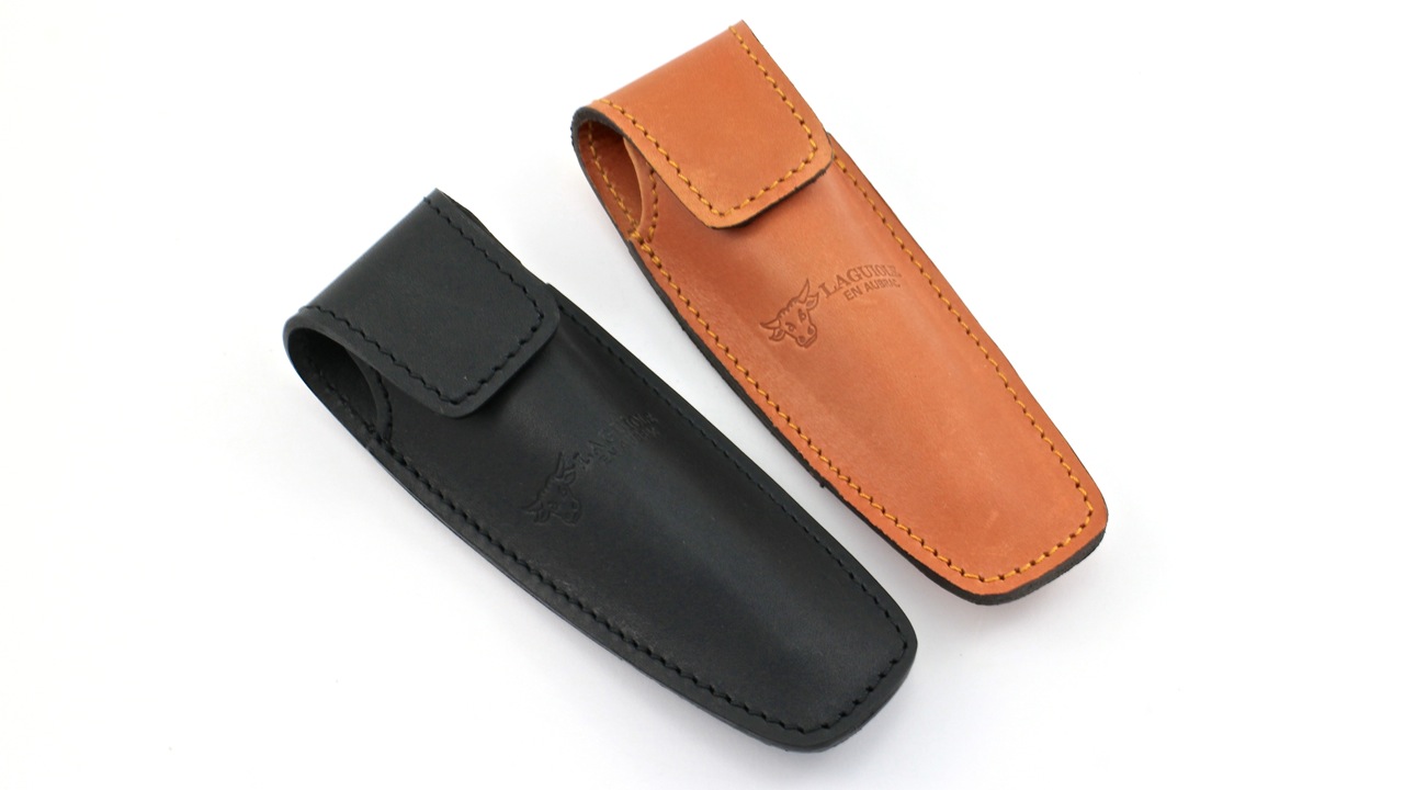 IMG_4235 gerade geschnittenes Lederholster LAguiole en Aubrac mit verdecktem Druckknopf