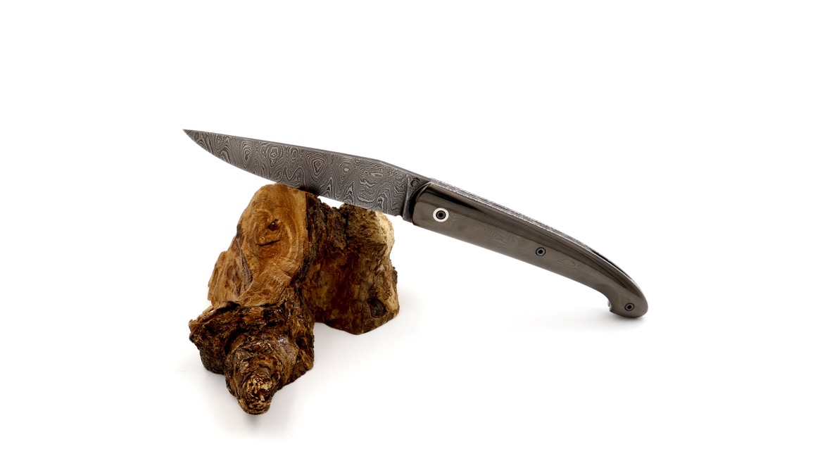 Atelier Ôdae Le PASSAGER  Karbonfiber handgeschmiedete Damastklinge  Atelier Ôdae Le PASSAGER  Karbonfiber handgeschmiedete Damastklinge