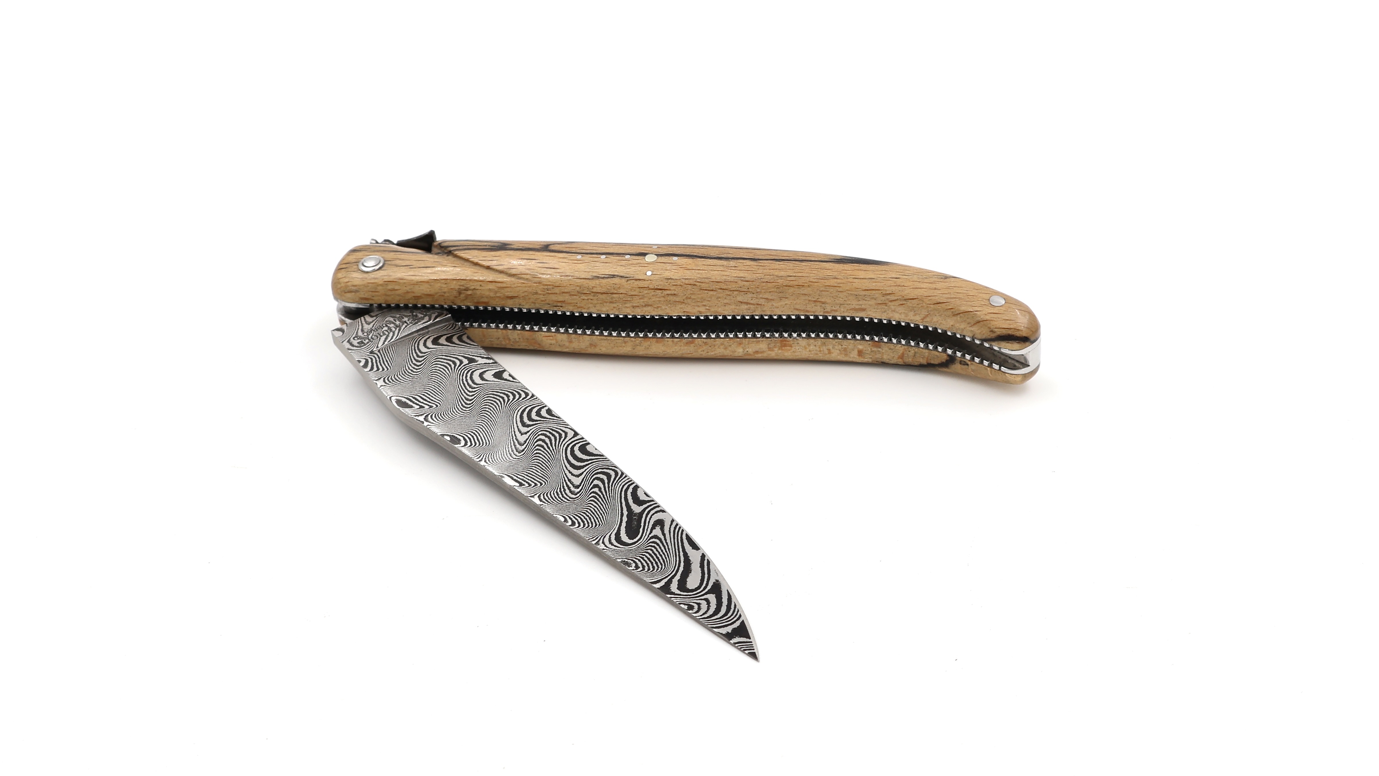 Laguiole en Aubrac Modell Perle DSC® Carbon Damast Aubrac Holz guillochiert massiver Griff 12 cm Laguiole en Aubrac Modell Perle DSC® Carbon Damast Aubrac Holz guillochiert massiver Griff 12 cm