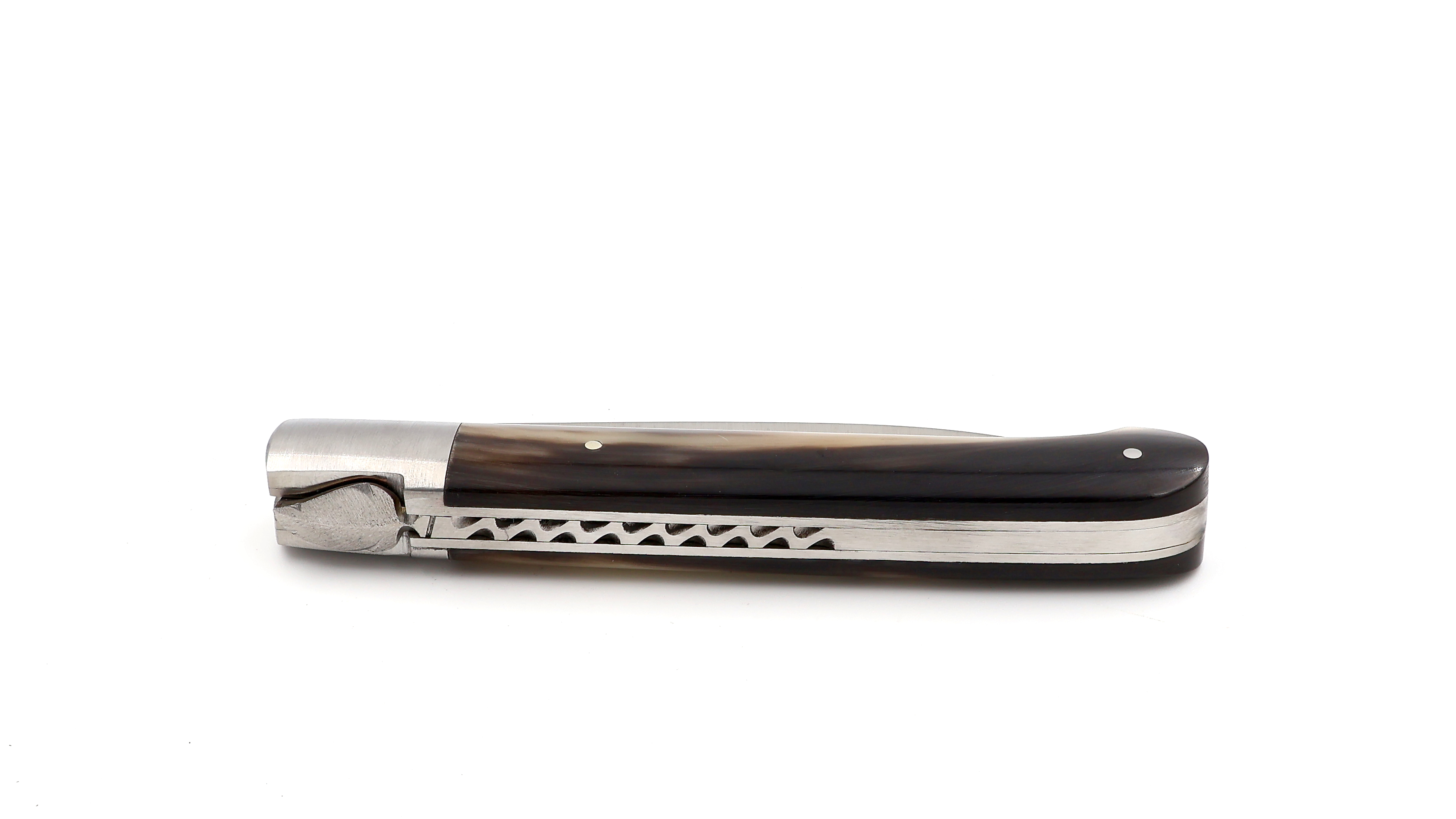 Sauveterre knife chiseled horn tip