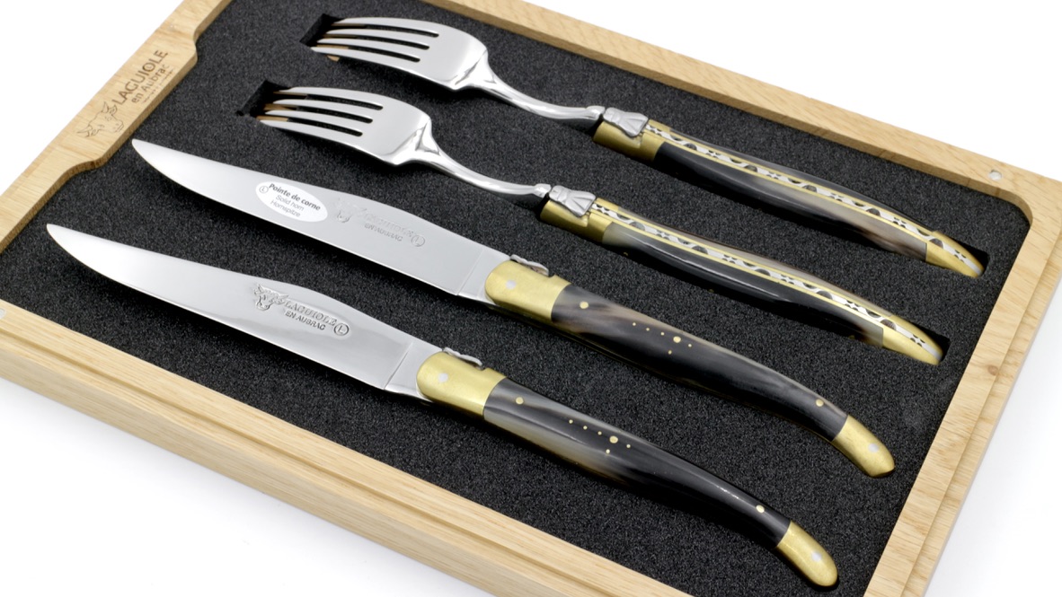 Laguiole en Aubrac Laguiole cutlery flamed horntip 2 knives and 2 forks