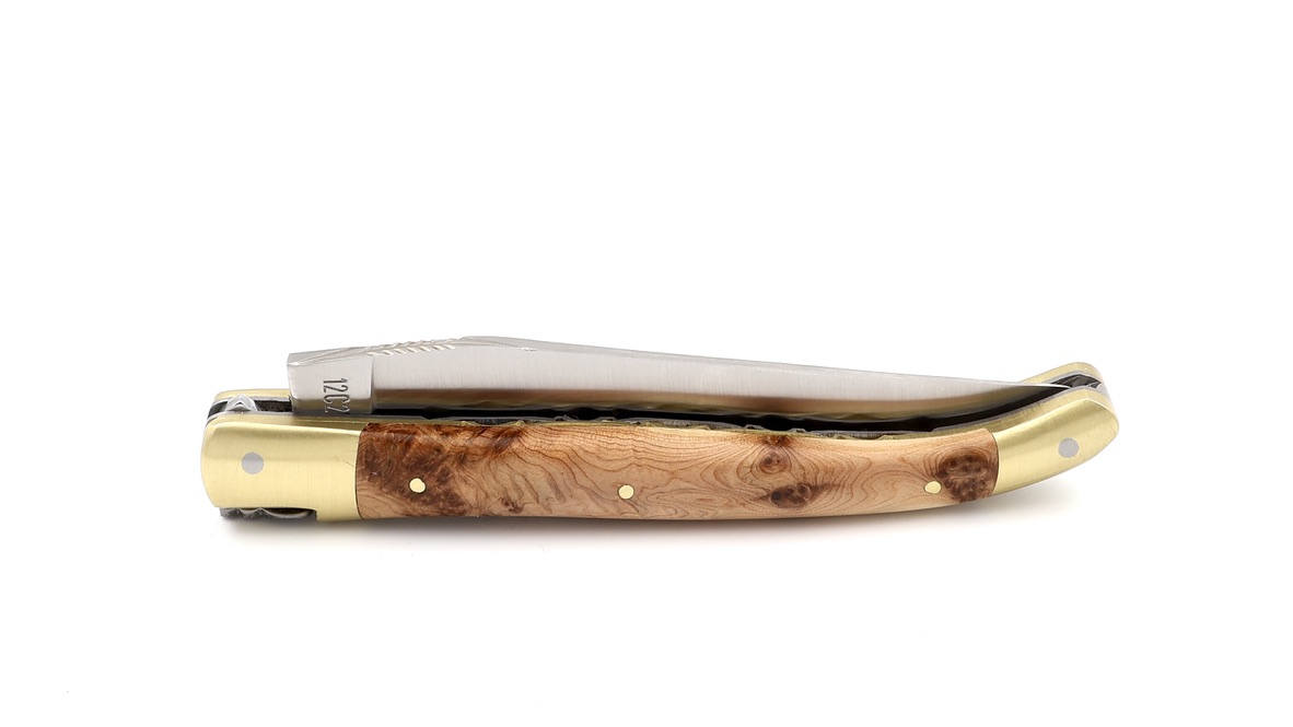 Laguiole en Aubrac doubleplate knife Juniper brass plates 12 cm
