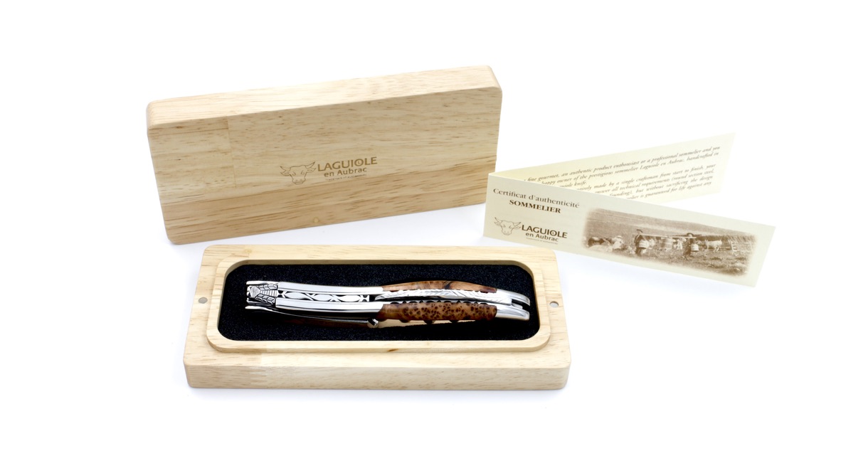 Laguiole en Aubrac Laguiole Sommelier knife juniper with guillochage, special bee