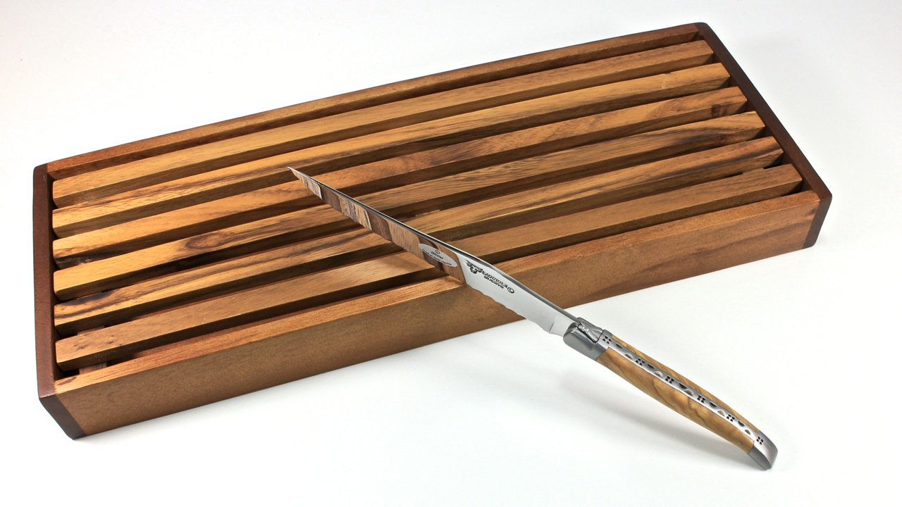 IMG_4713 Laguiole en Aubrac Laguiole Brotmesser Olive mit Schneidebrett