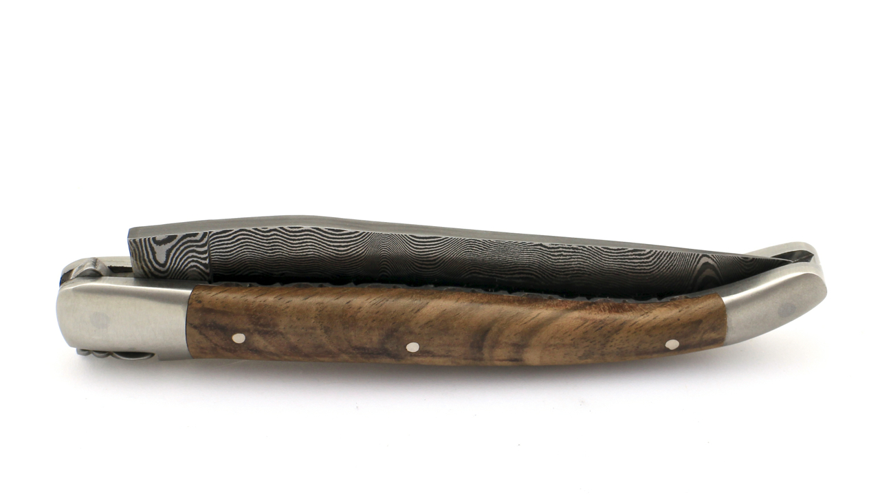 IMG_7133 Laguiole en Aubrac  DSC® Carbon Damast Walnussholz guillochierte Platine 12 cm