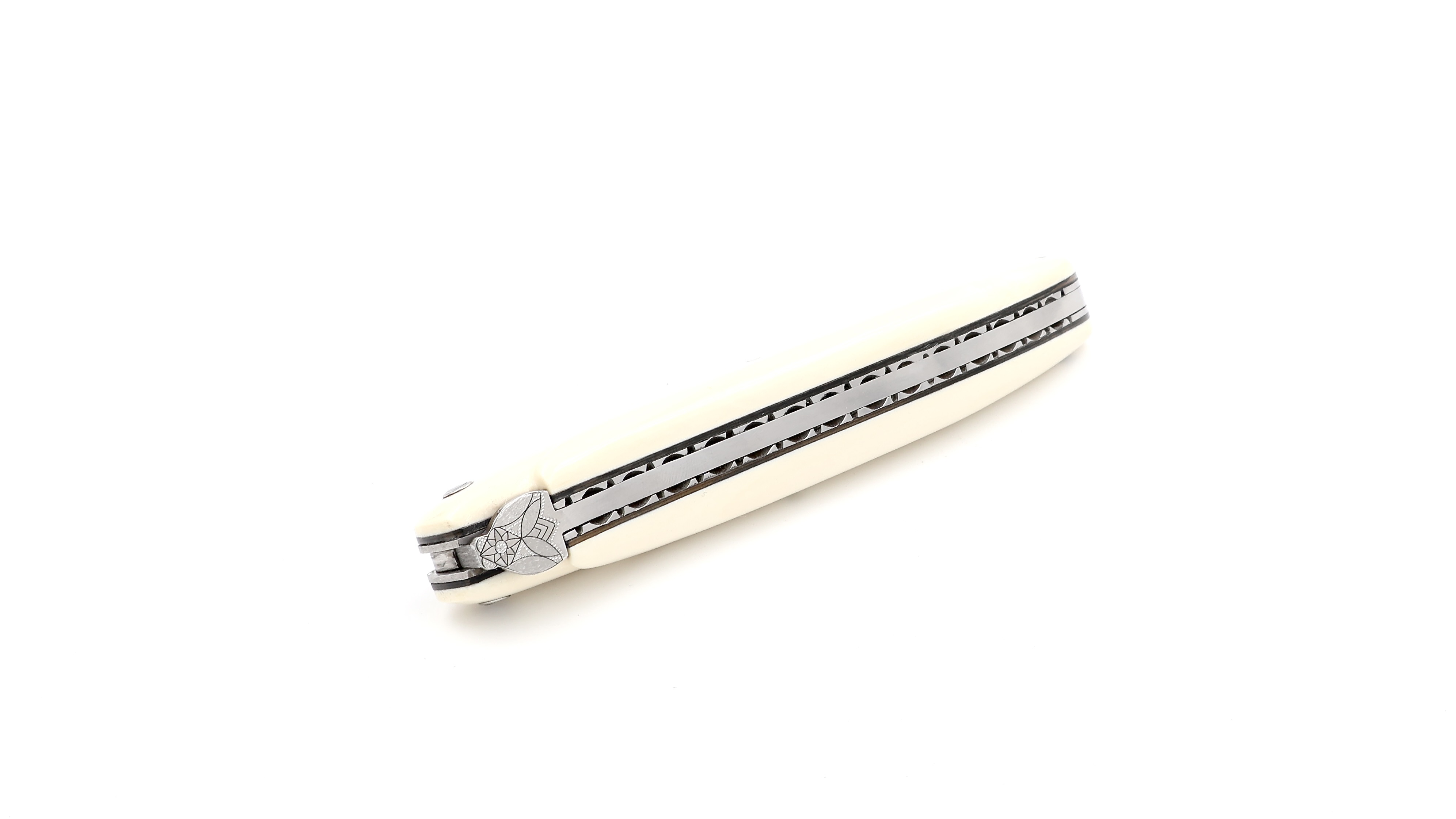 Laguiole en Aubrac mammothivory full handle Queen bee chiseled plates 12 cm