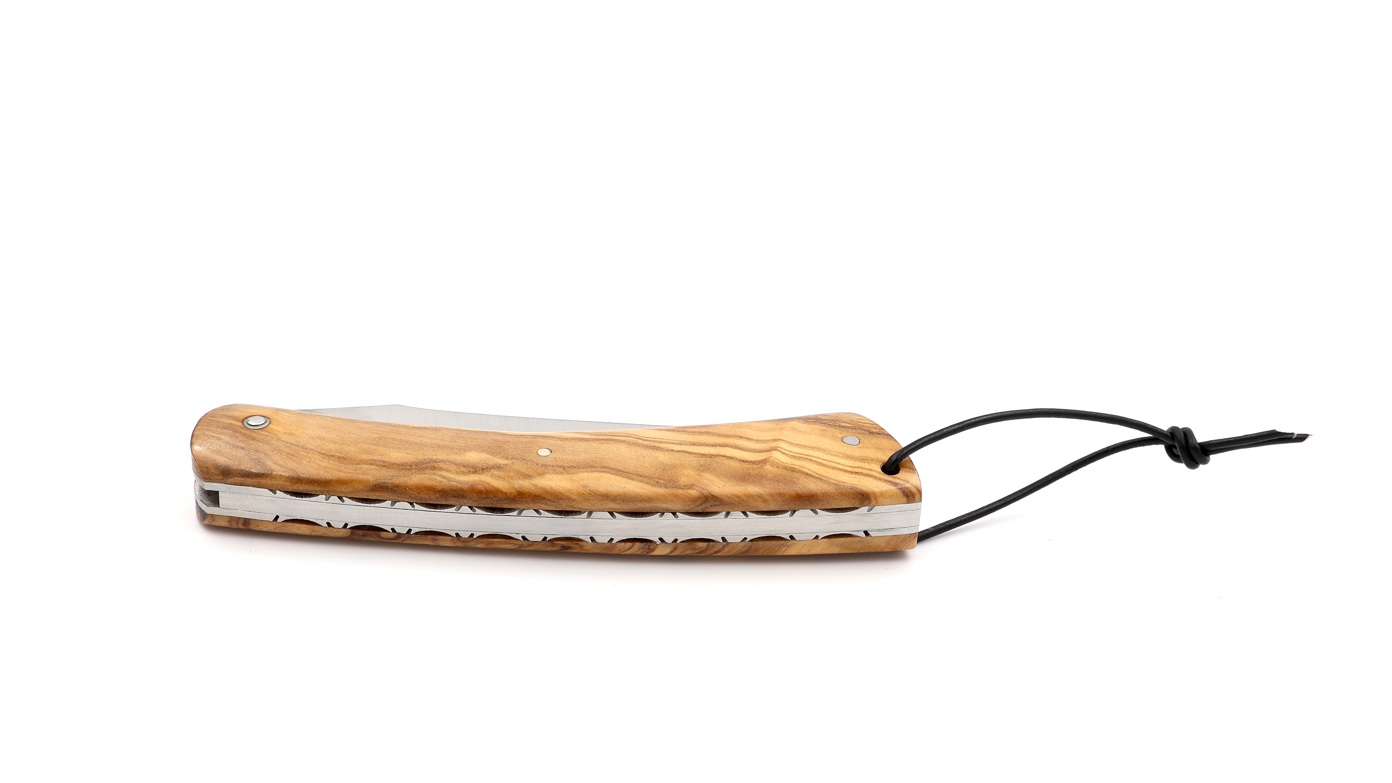 Laguiole en Aubrac Le CAMEMBERT guillochiert Olive