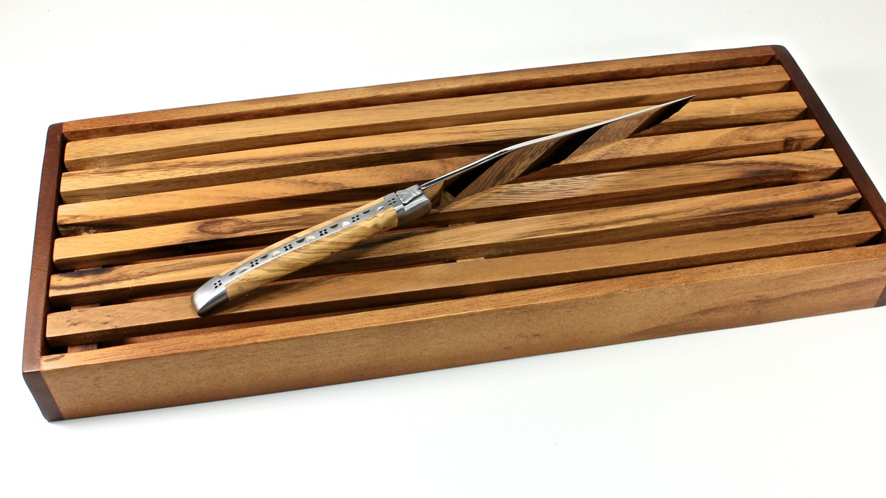 IMG_4714 Laguiole en Aubrac Laguiole Brotmesser Olive mit Schneidebrett