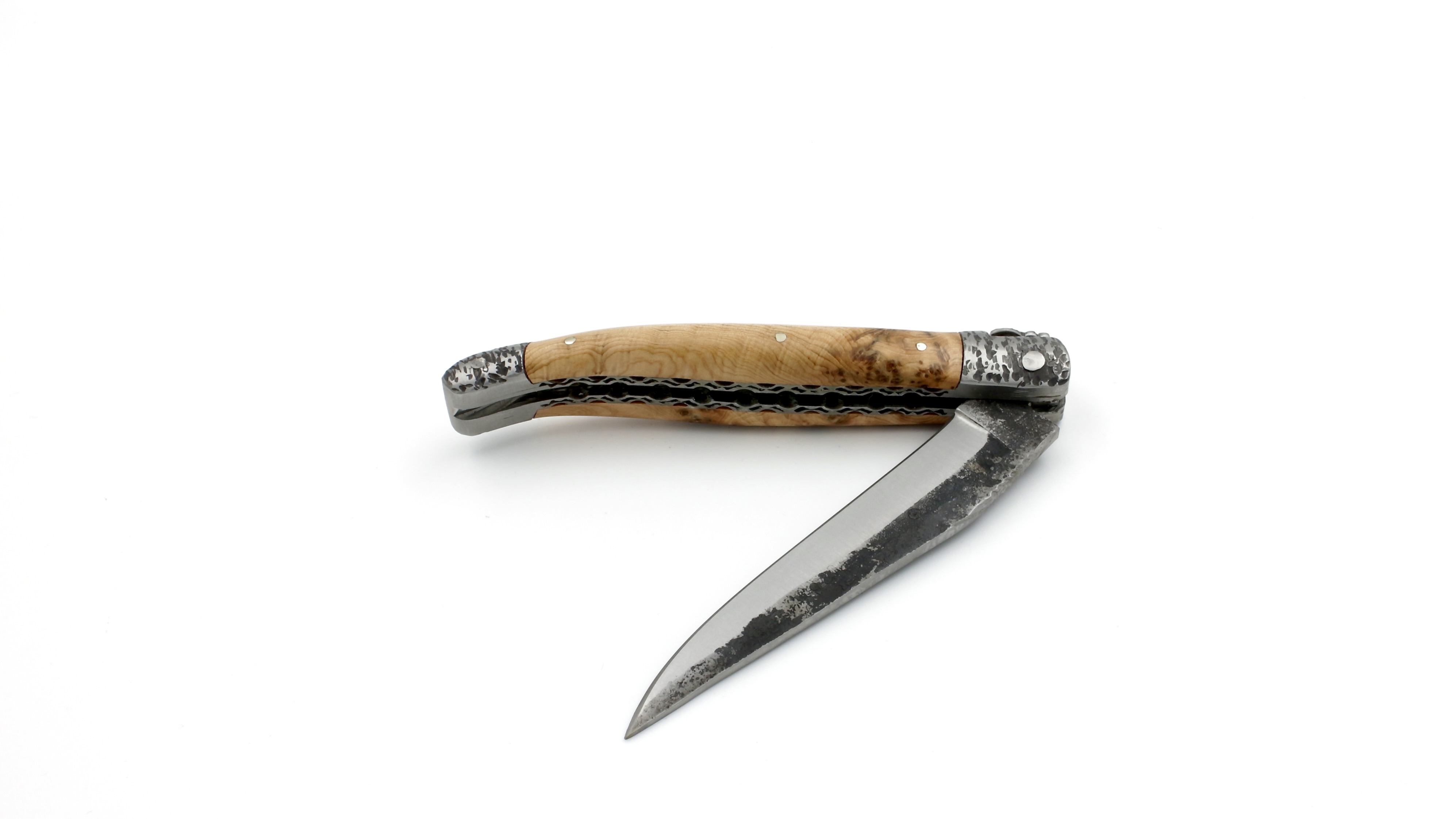 E0CF8C92-21BA-4D38-882C-D1640750117A_1_201_a Laguiole en Aubrac Brut de Forge Wacholder handgehämmerte Backen Doppelplatine 12 cm