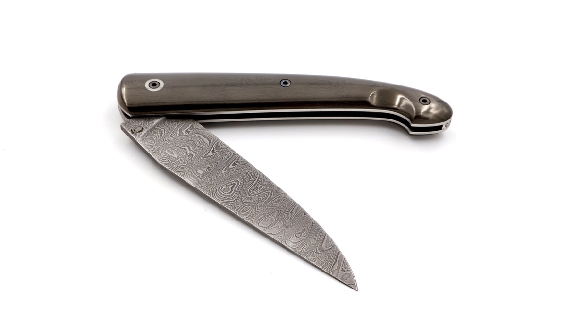 Atelier Ôdae Le PASSAGER  Karbonfiber handgeschmiedete Damastklinge  Atelier Ôdae Le PASSAGER  Karbonfiber handgeschmiedete Damastklinge
